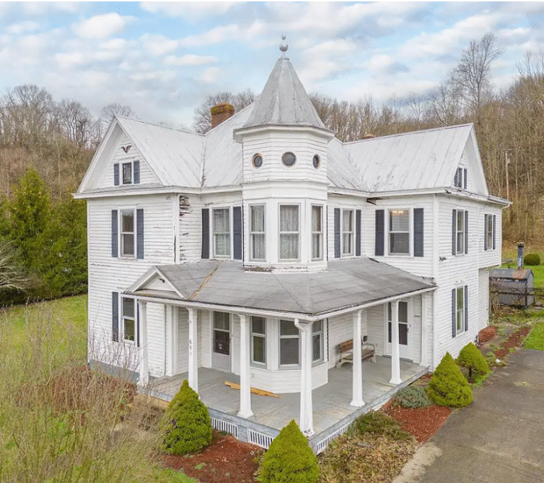 The Baldwin Mansion in Alabama Selling For $89,900